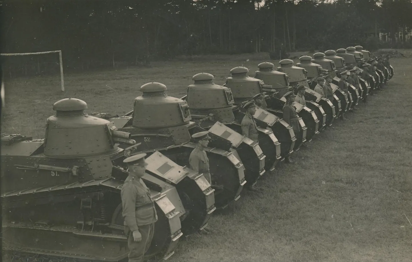 Eesti kaitseväe tankipark jäi 1930ndate lõpus uuendamata. Pildil on kergetankid Renault FT.