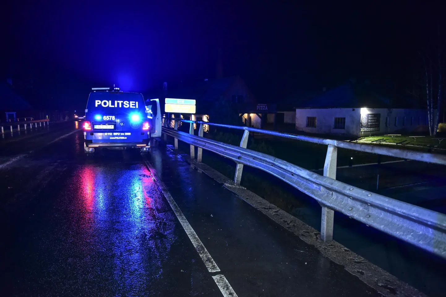 Juhitavuse kaotanud auto sõitis vastu sillapiiret. See pidas rammimisele vastu ja auto jäi teele.