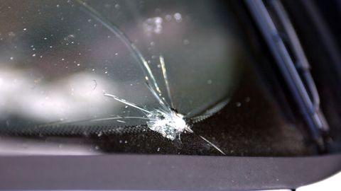 Paides peksti kurikaga autol klaasid puru. «Kui soovite asju nii ajada, siis olge julgemad!»