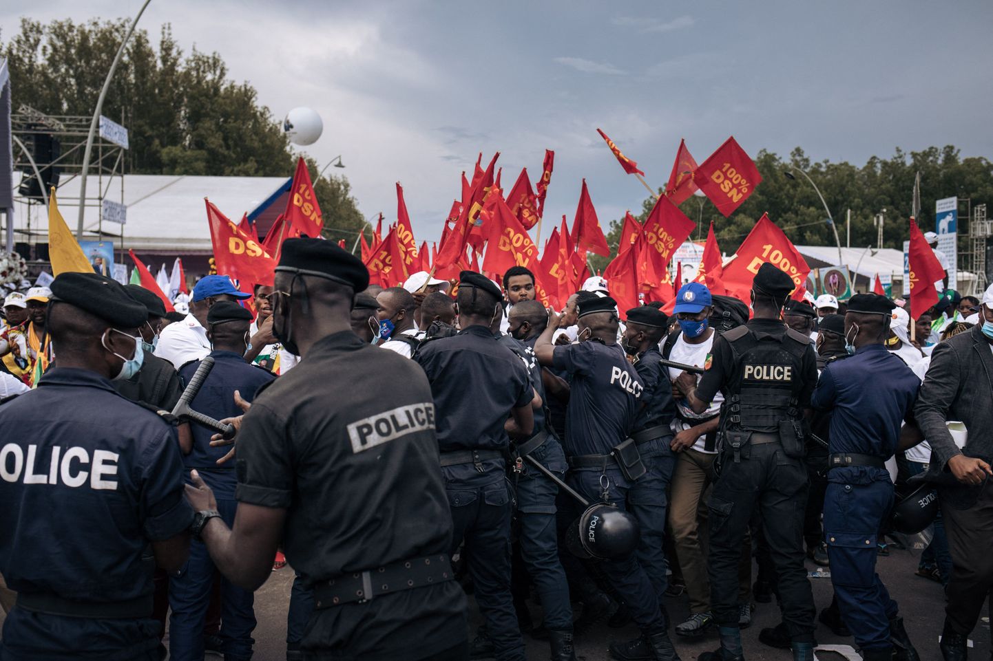 Kongo DV politseinikud meeleavaldajaid tõrjumas. Foto on illustreeriv.