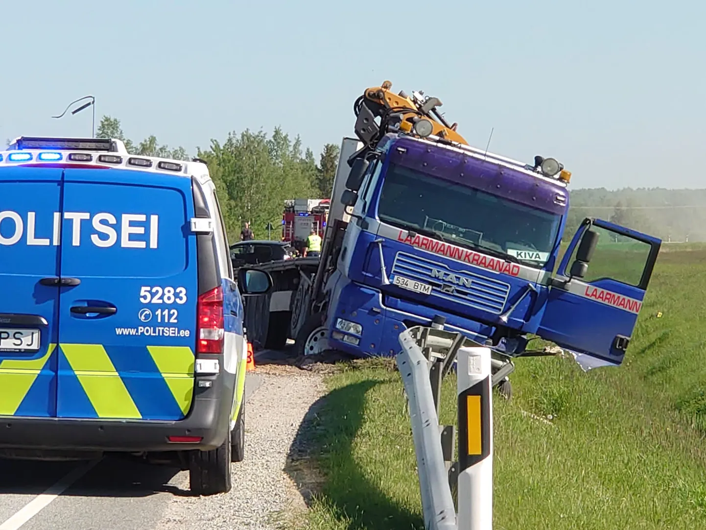 Üks õnnetuses osalenud sõidukitest oli treileriga raskeveok.