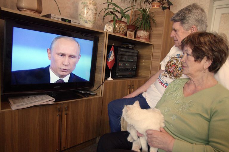 Abielupaar vaatamas Vladimir Putini kõnet televiisorist. Foto: Scanpix