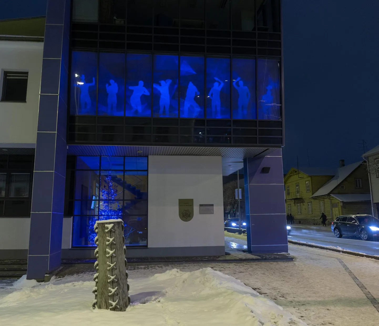 Viljandi kultuuriakadeemia. Foto on tehtud jõulupühade eel, mil peahoone nurgaakendel nägi videoinstallatsiooni.