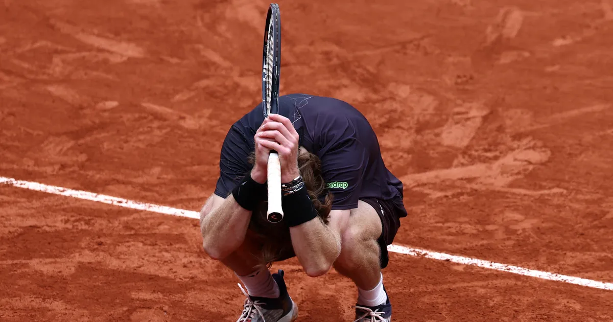 VIDEO ⟩ Meeletult närvi läinud tipptennisist lagunes Prantsusmaa lahtistel koost