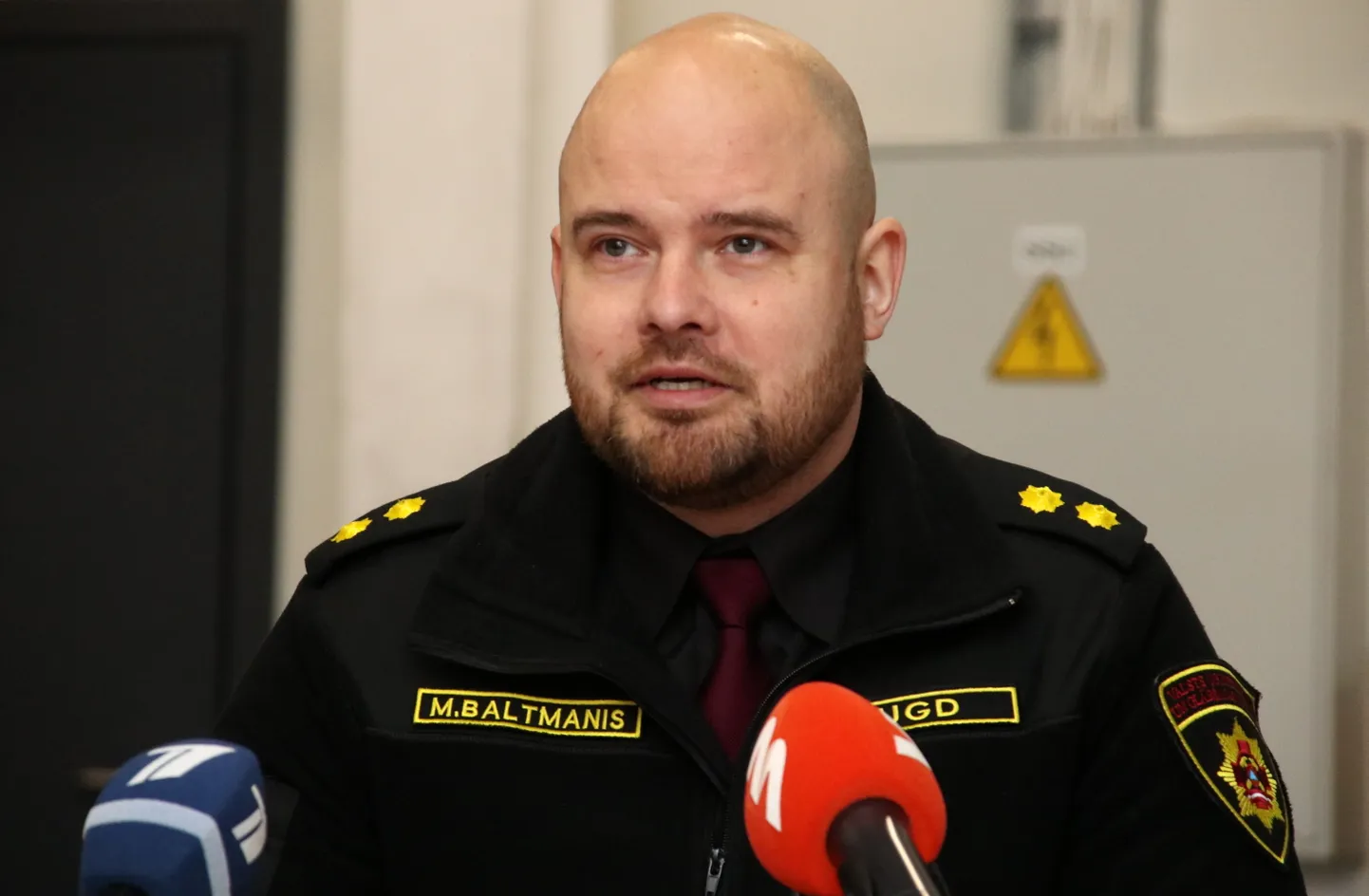 Valsts ugunsdzēsības un glābšanas dienesta priekšnieka vietnieks pulkvežleitnants Mārtiņš Baltmanis piedalās preses konferencē, kurā atgādina par drošību svētkos un to, kā izvairīties no potenciālajām nelaimēm un traumām.