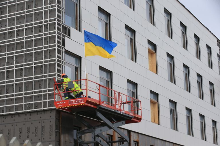 Флаг Украины на строительных работах по реновации медицинского комплекса Клиникума Тартуского университета. Март 2022 года.