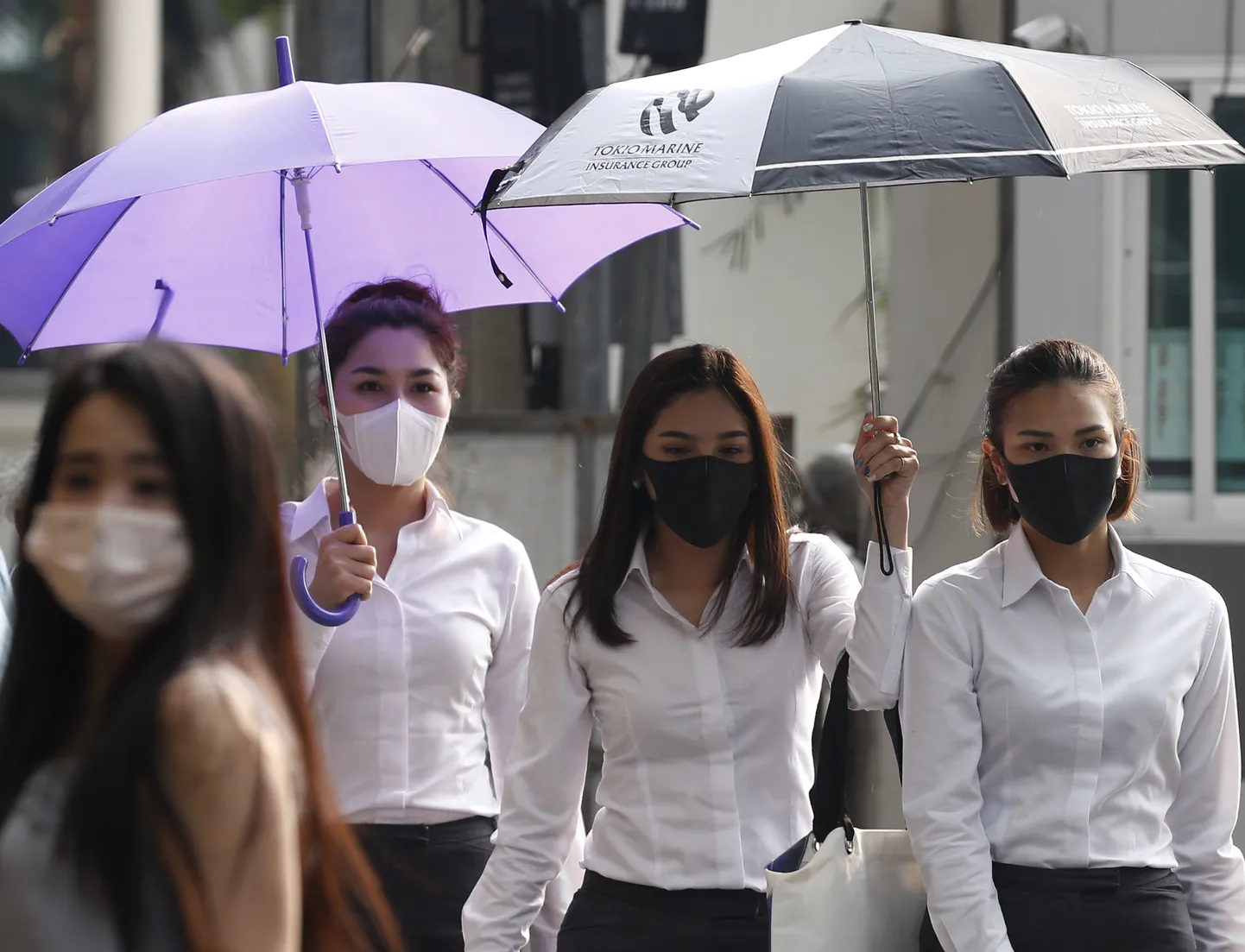 Jalakäijad Tai pealinnas Bangkokis, kus on õhusaastatuse tase tervisele ohtlikul tasemel.