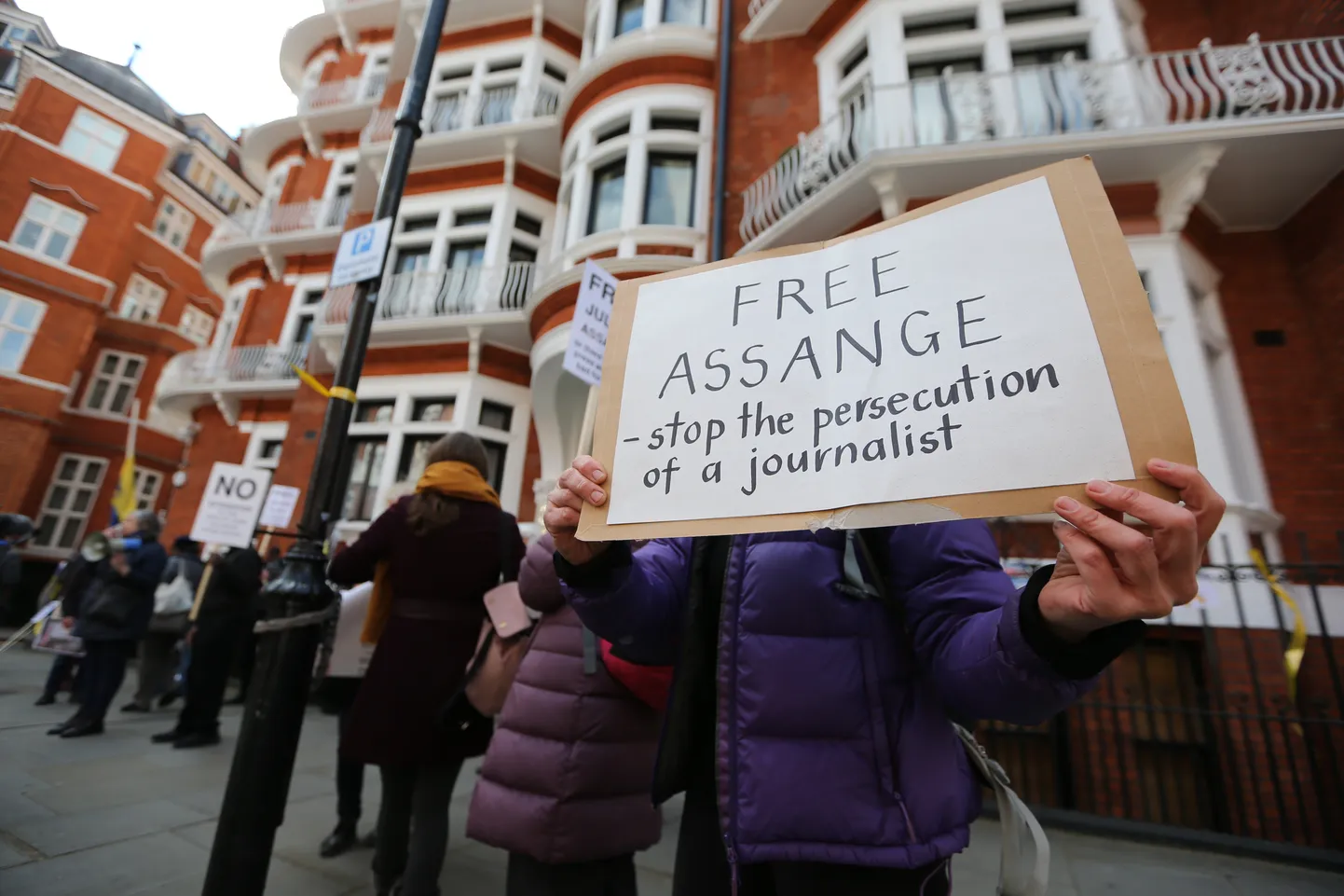 Poster Julian Assange'i toetuseks.