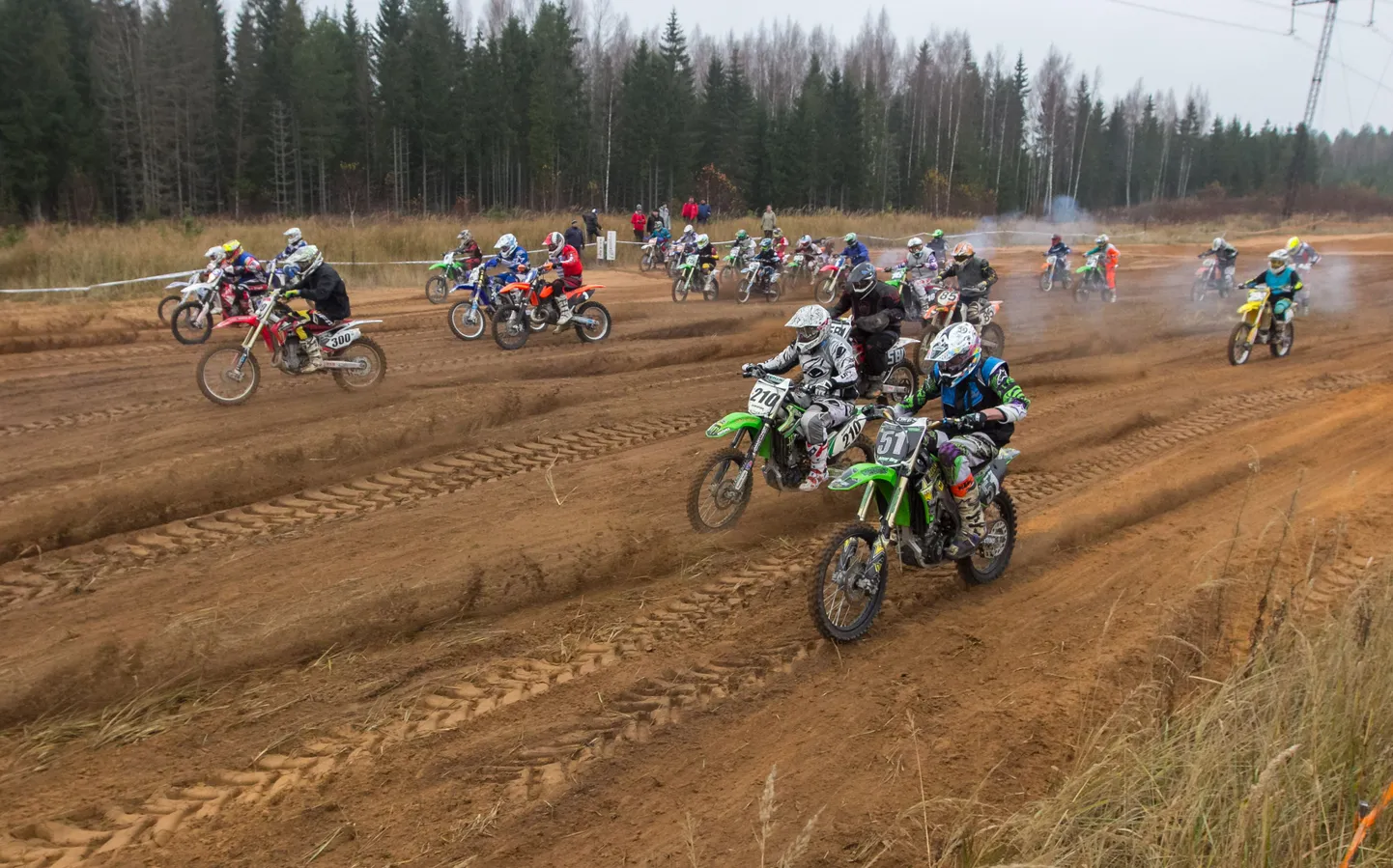 Tossu ja mürina saatel anti start Vilaski kestuskrossi kõige arvukama osalejaskonnaga võistlussõidule, kus mõõtu võtsid soolotsiklitel sõitjad.