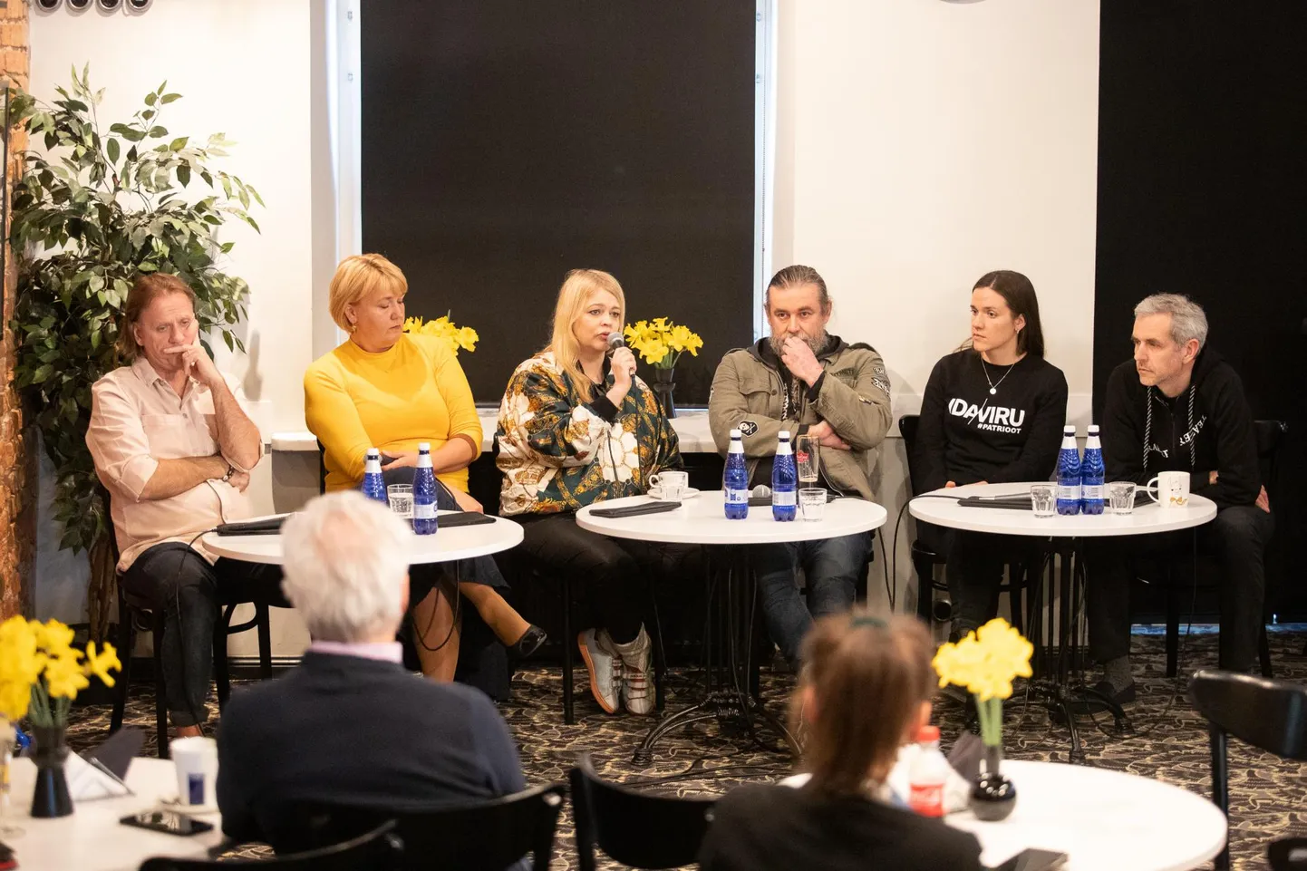 Rakvere teatri kohvikus kõnelesid Lääne-Virumaa identiteedist Roman Kusma (vasakult), Eve Alte, Ingrid Kohtla, Ahto-Lembit Lehtmets, Hanna Villberg ja Velvo Väli.