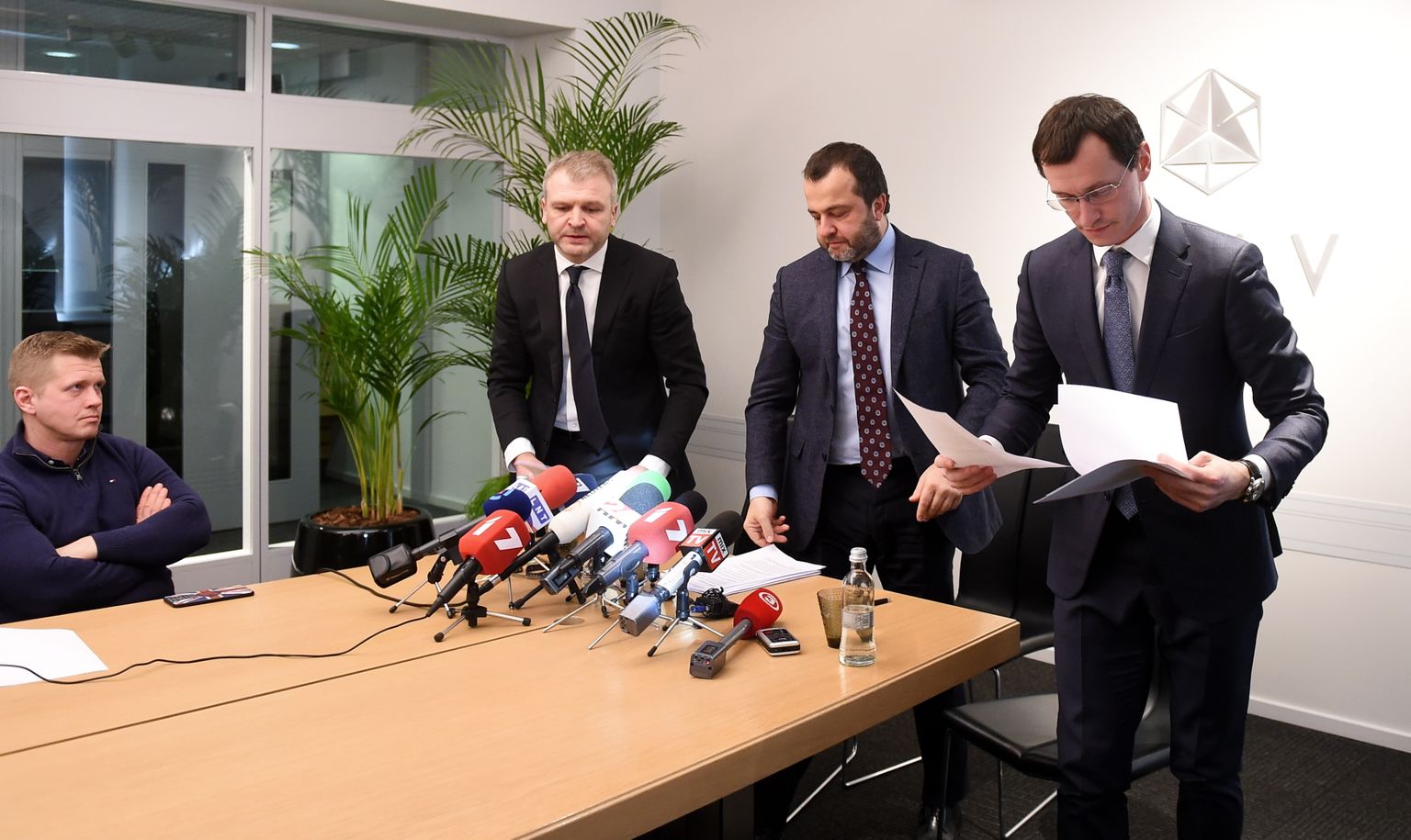 "ABLV Bank" līdzīpašnieks un padomes priekšsēdētājs Oļegs Fiļs (no kreisās), bankas valdes priekšsēdētājs Ernests Bernis un valdes priekšsēdētāja vietnieks Vadims Reinfelds