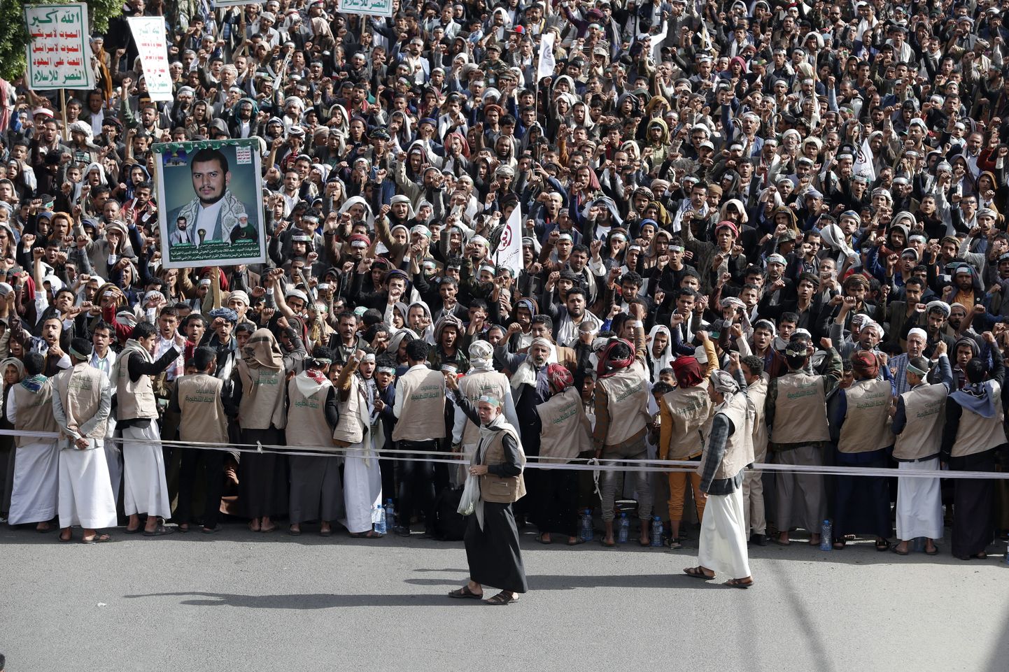Huthimässuliste toeatajad meeleavaldusel Sanaas.