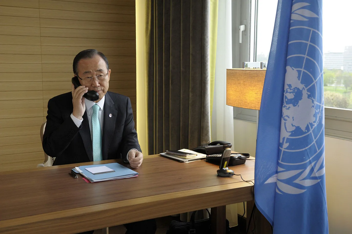 ÜRO peasekretär Ban Ki-moon rääkimas telefonitsi Araabia Liiga erisaadiku Kofi Annaniga