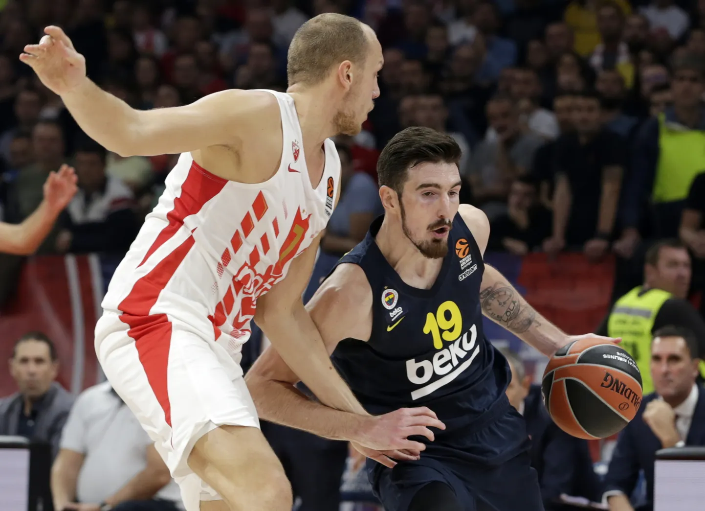 Nando de Colo (palliga) ja Dejan Davidovac.