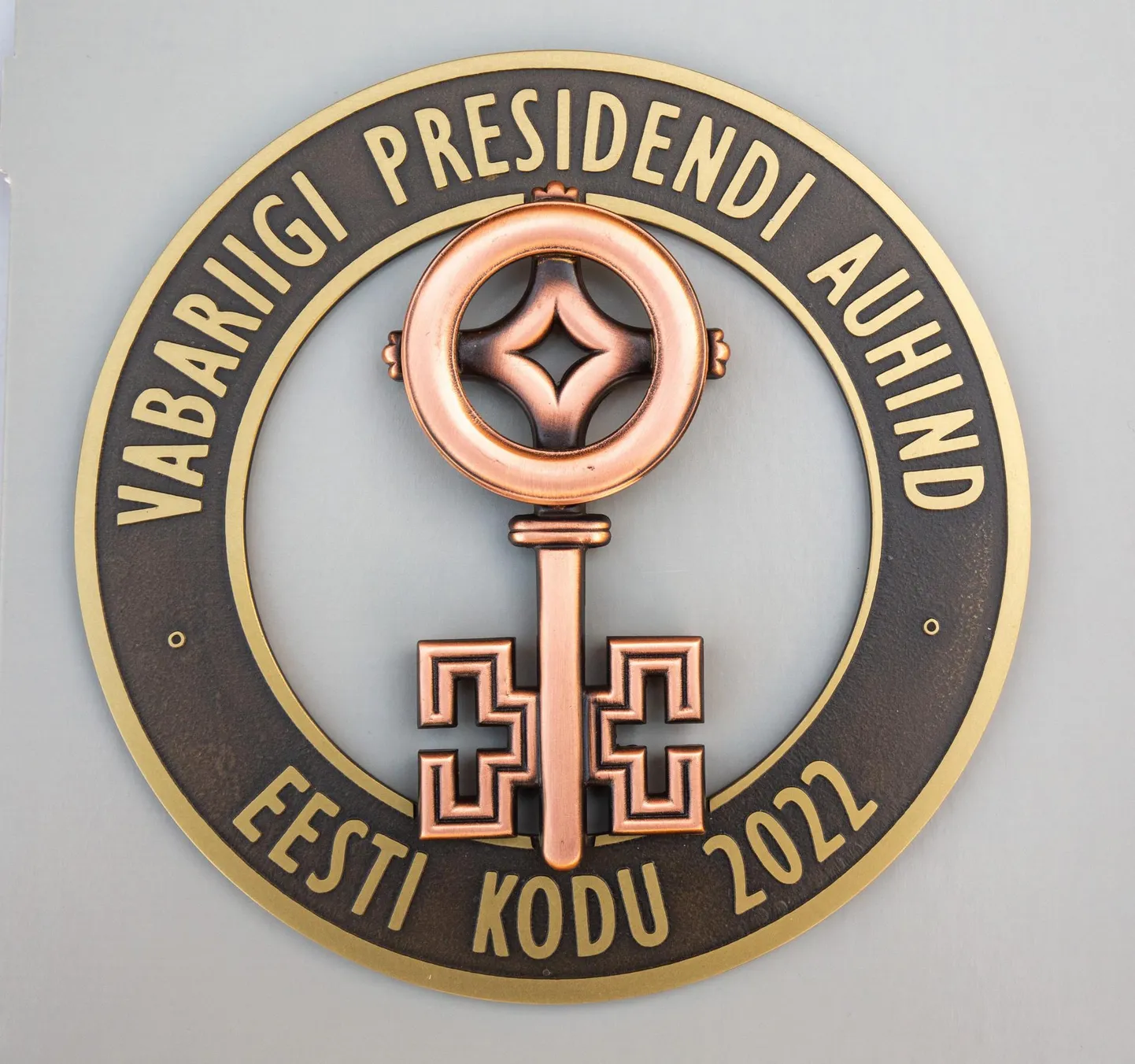 Kõik võitjad said presidendilt sellise seinaplaadi.