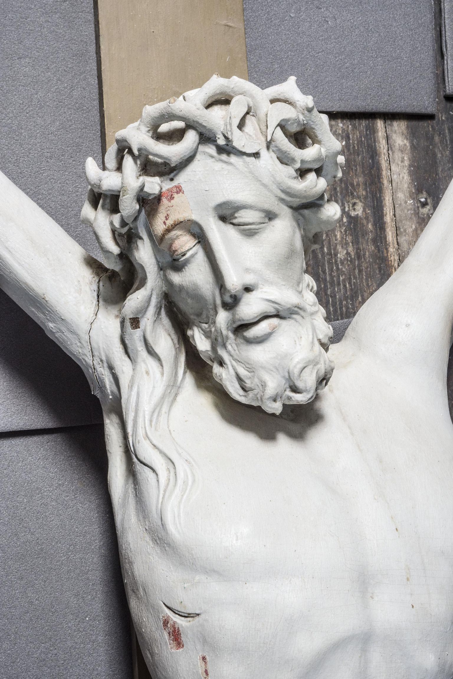 Koeru kiriku krutsifiks on Christian Ackermanni suurepäraste tööde hulgas haruldase meisterlikkusega valmistatud skulptuur.