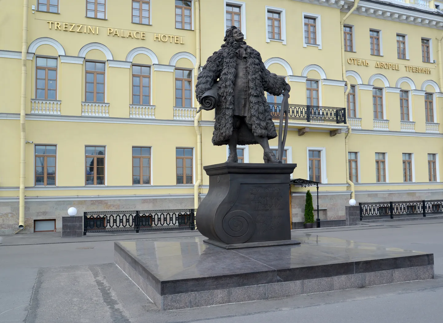 Venemaal Peterburi hotell Trezzini Palace, mille ees on hoone arhitekti, itaallase Domenico Trezzini kuju.