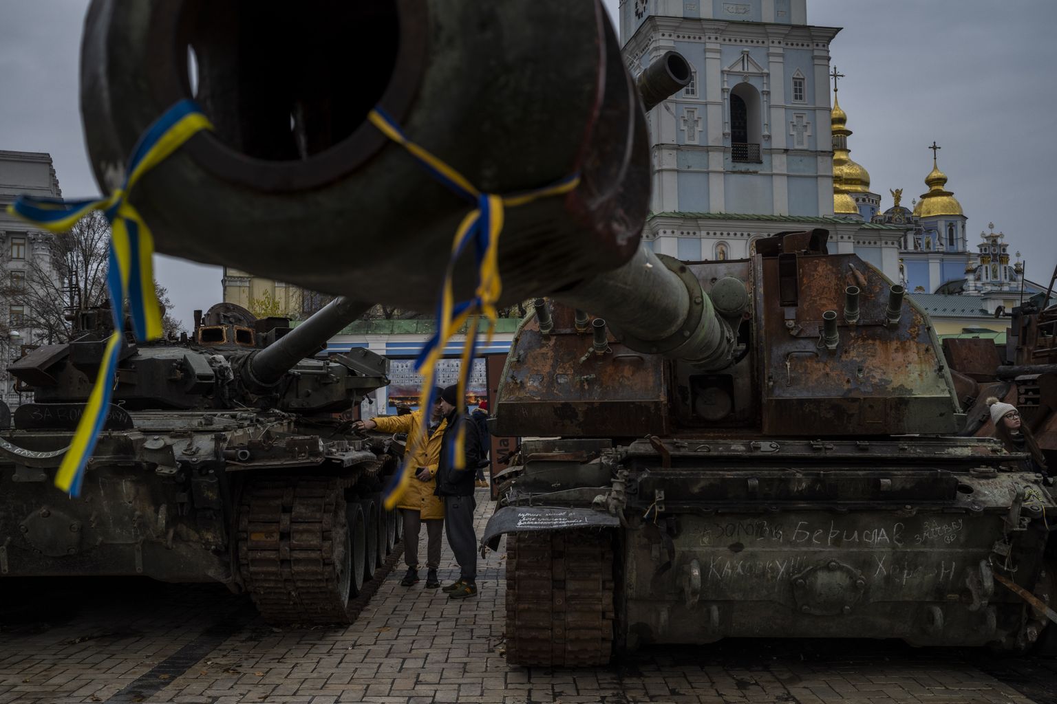 Hävitatud Vene tankid väljapanekul Kiievis.
