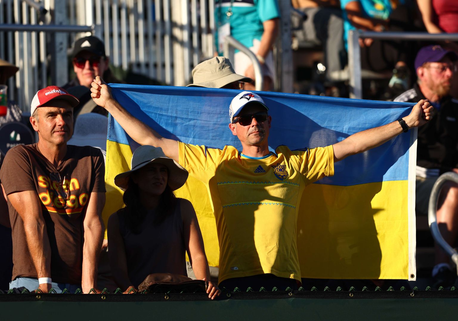 Ukrainat toetav tennisefänn Indian Wellsi turniiril.