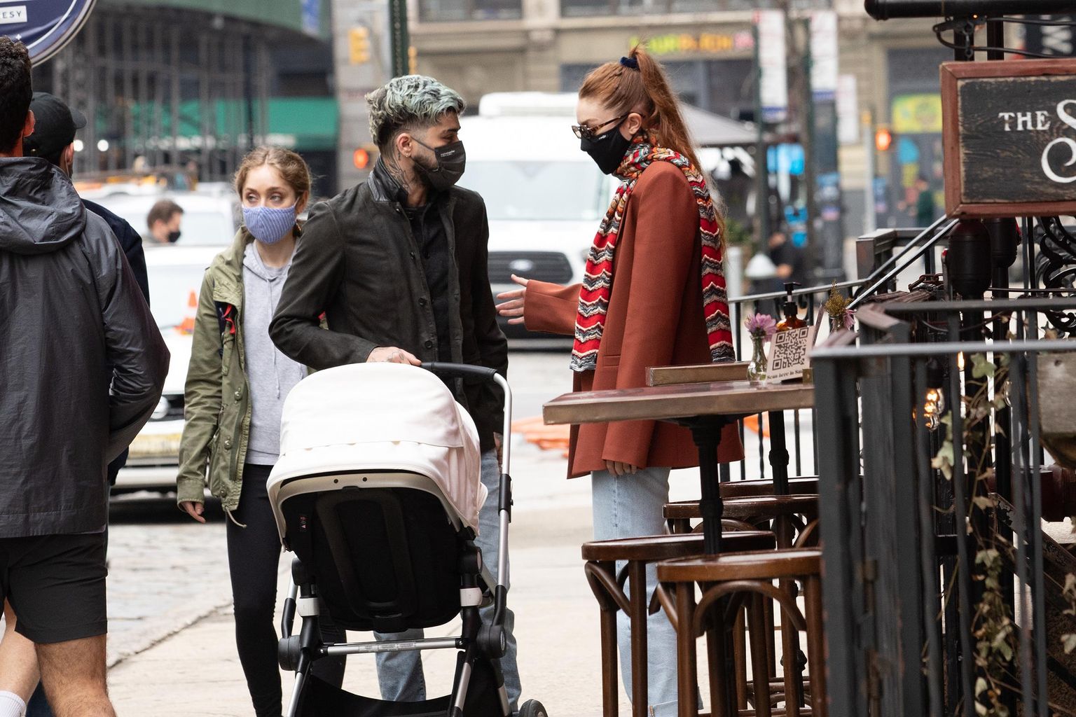 Endine poistebändi liige Zayn Malik ja supermodellist kallim Gigi Hadid lapsega New Yorgi tänavatel jalutamas.