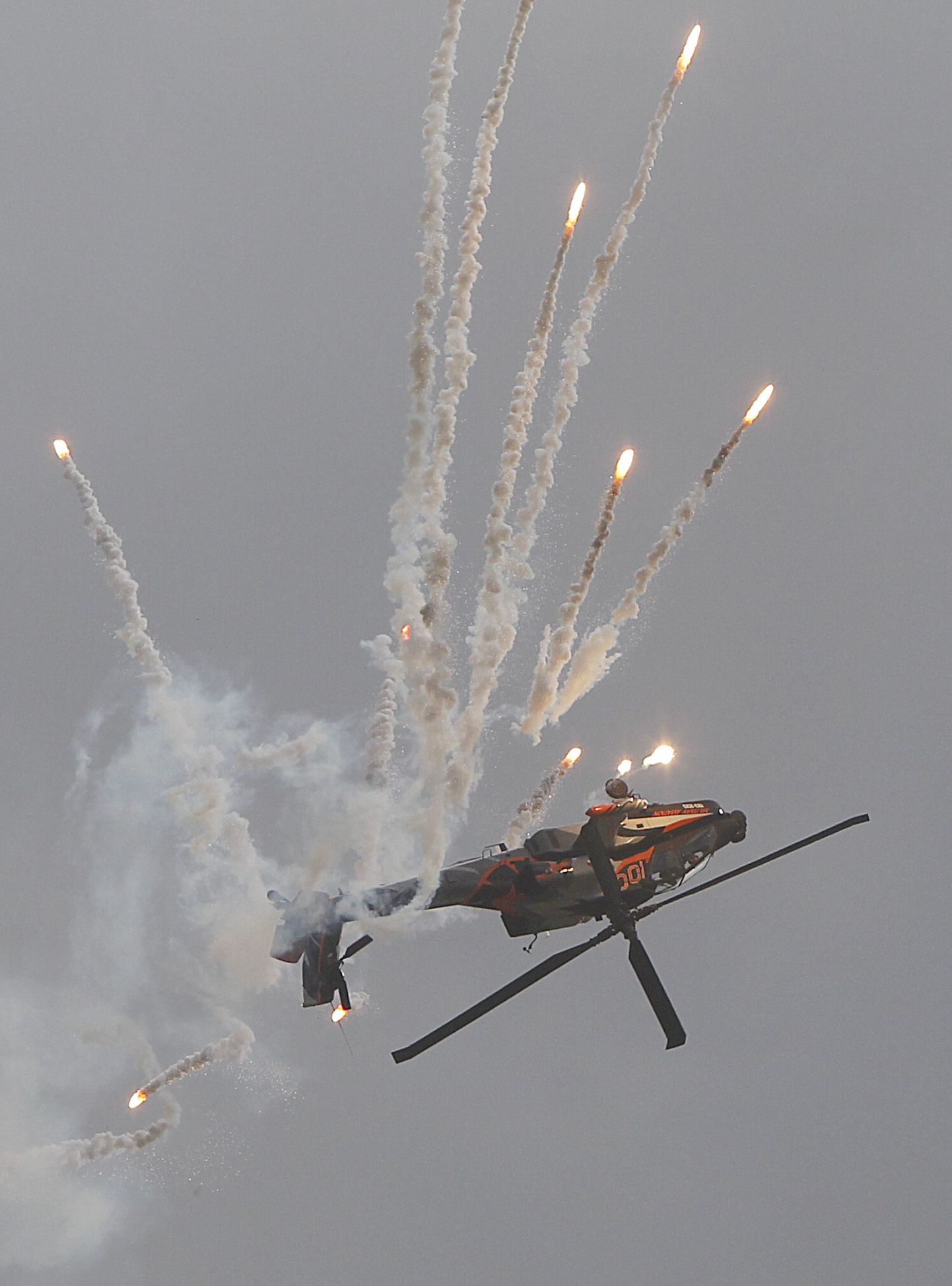 Hollandis valmistatud kopter AH-64 Apache näitab oskusi rahvusvahelisel lennundusmessil.