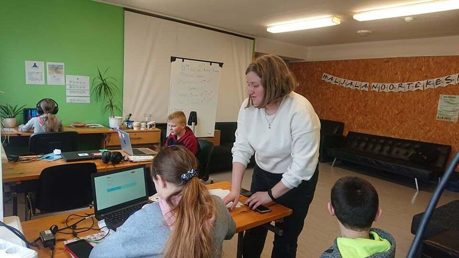 Анна Горло помогает детям выполнять домашнее задание в компьютере.