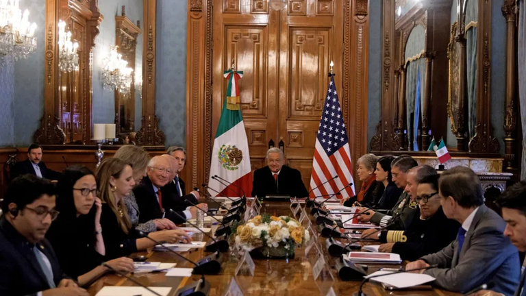Мексика пообещала США помочь с решением кризиса на границе.