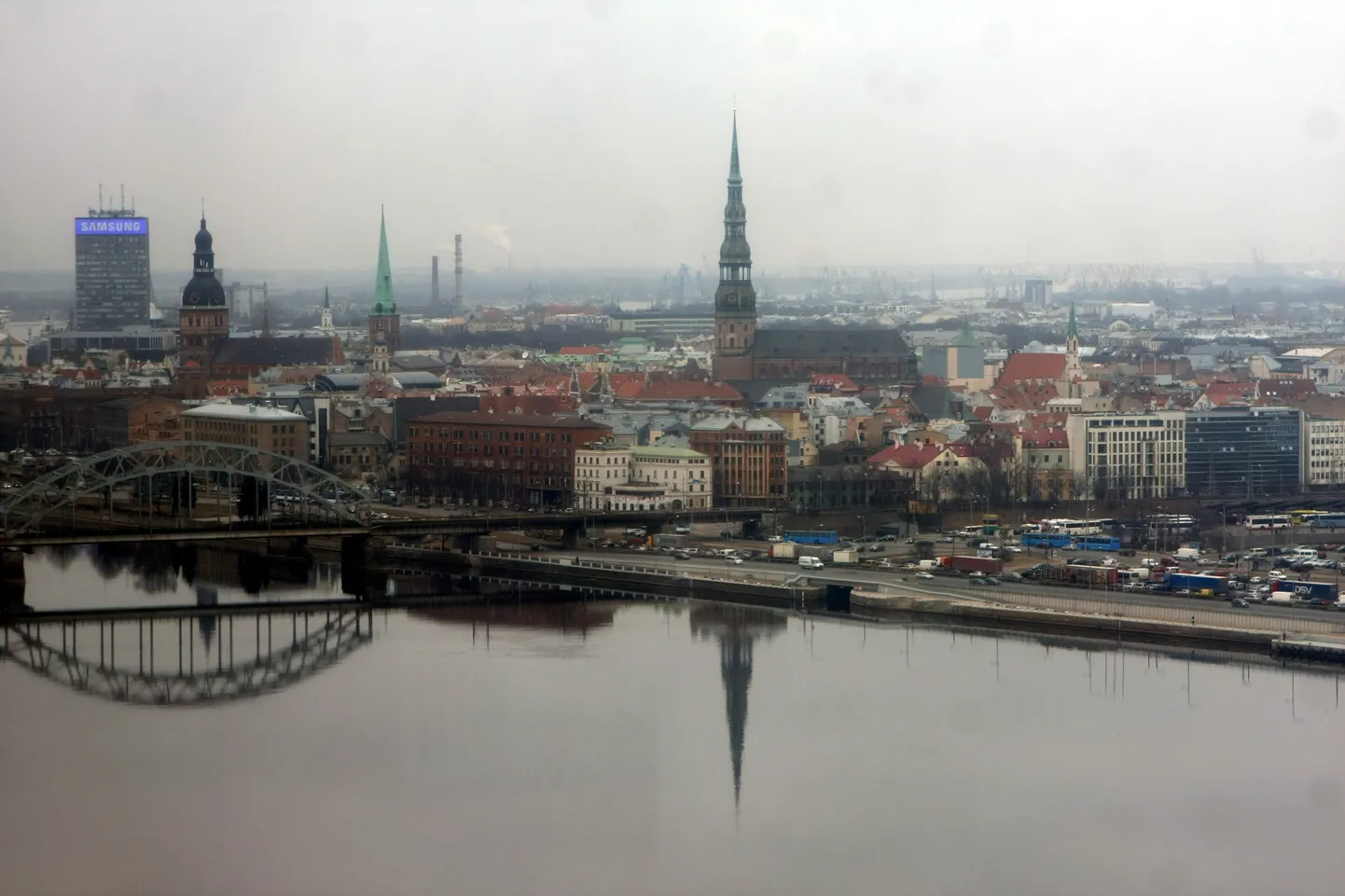 Skats uz Rīgu un Daugavu no Latvijas Televīzijas ēkas.