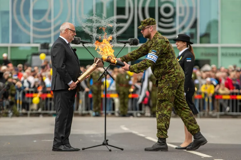 Endla ees andis president Kaitseliidu liikmetele üle võidutule.