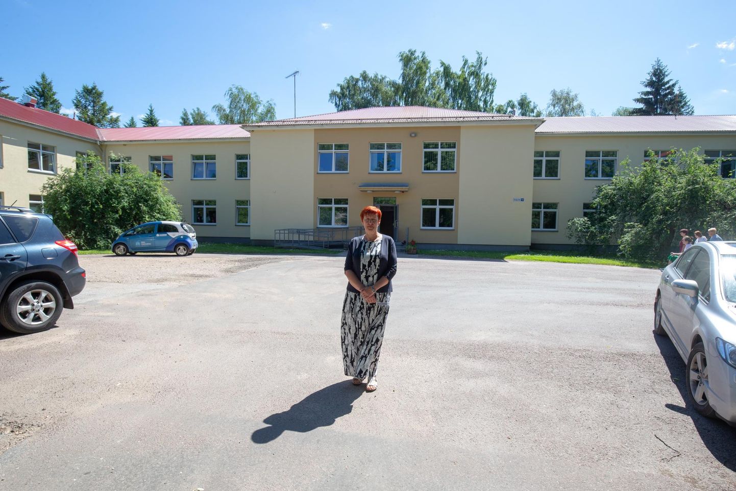 Viljandi haigla sõltuvushaigete ravi- ja rehabilitatsioonikeskus asub Viljandi haigla Jämejala pargi hoonetes. Fotol on keskuse hoone ees selle juhataja Rita Kerdmann.