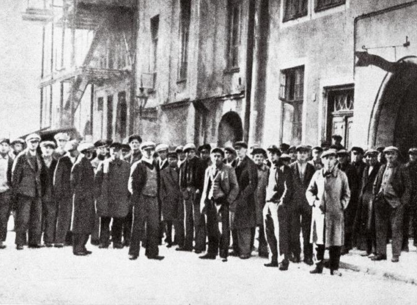Töötud Tallinna tööbörsi ees seismas Teise maailmasõja eelse suure majanduskriisi ajal. Pilt on tehtud aastatel 1933–1935