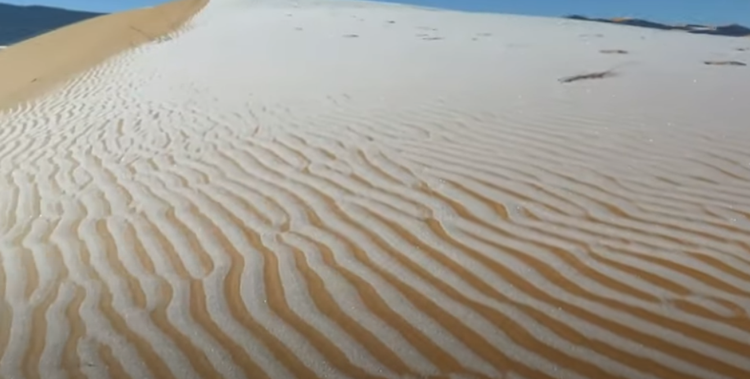 Sahara kõrbes sadas lund, jättes liivale valged triibud