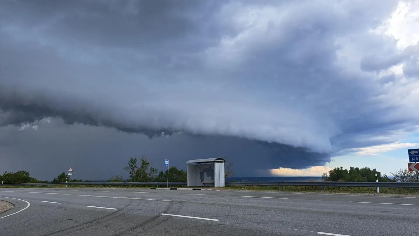 Riiulpilv Tallinna–Narva maantee kohal.
