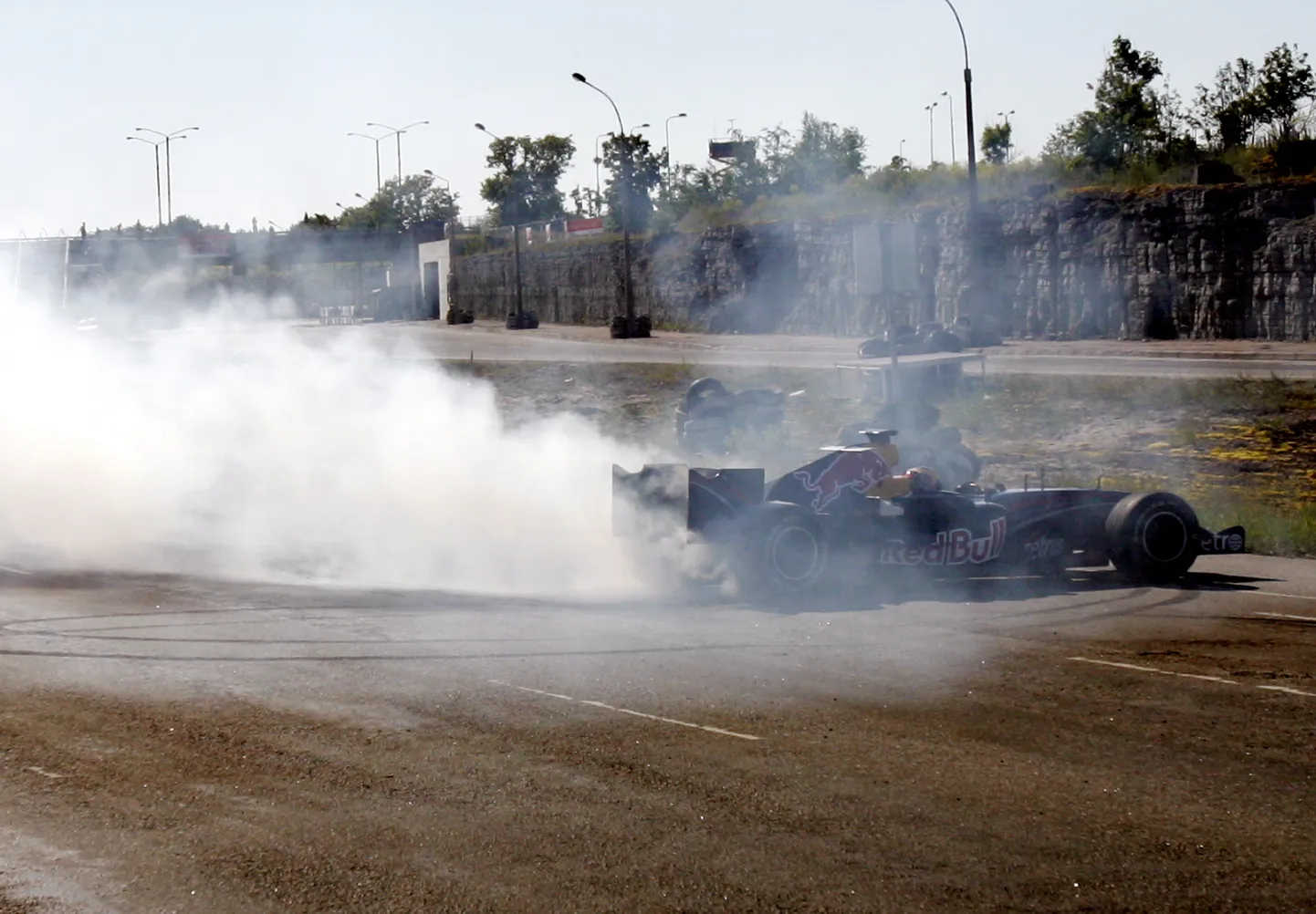 2007. aasta juunis toimus Tallinnas Linnaringi nime kandnud ringrajavõistlus, mille raames tegi demoetteaste ka Red Bulli F1-auto, mida roolis portugallane Filipe Albuquerque. Tarmo Klaar meenutas, et ka siis tuli Laagna teel kanalisatsiooniluuke kinni keevitada, et võistlusautodel oleks piisavalt ohutu.