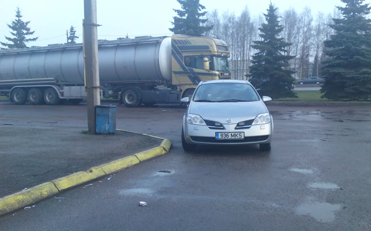 Полицейский автомобиль нарушает правила парковки.