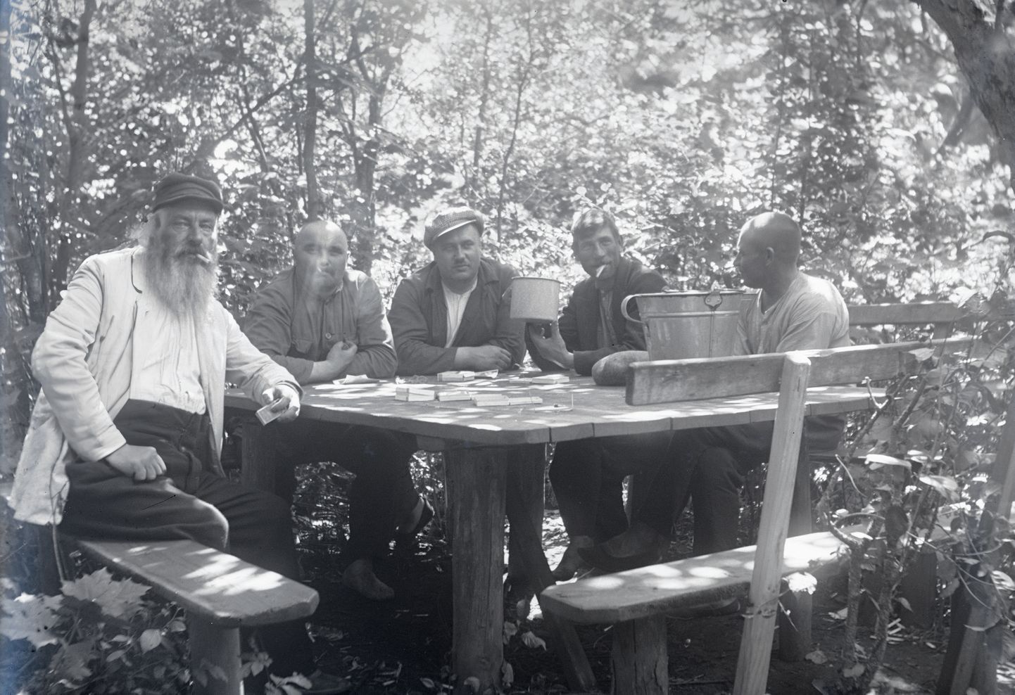 Tornimäe preester Aleksander Klaas oma aias meestega õlut joomas. Pildistatud enne 1935.