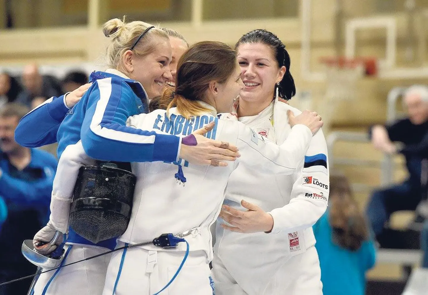 Eesti naiskond Julia Beljajeva, Erika Kirpu, Kristina Kuusk ja Irina Embrich juubeldamas Hispaania MK-etapi võidu järel.