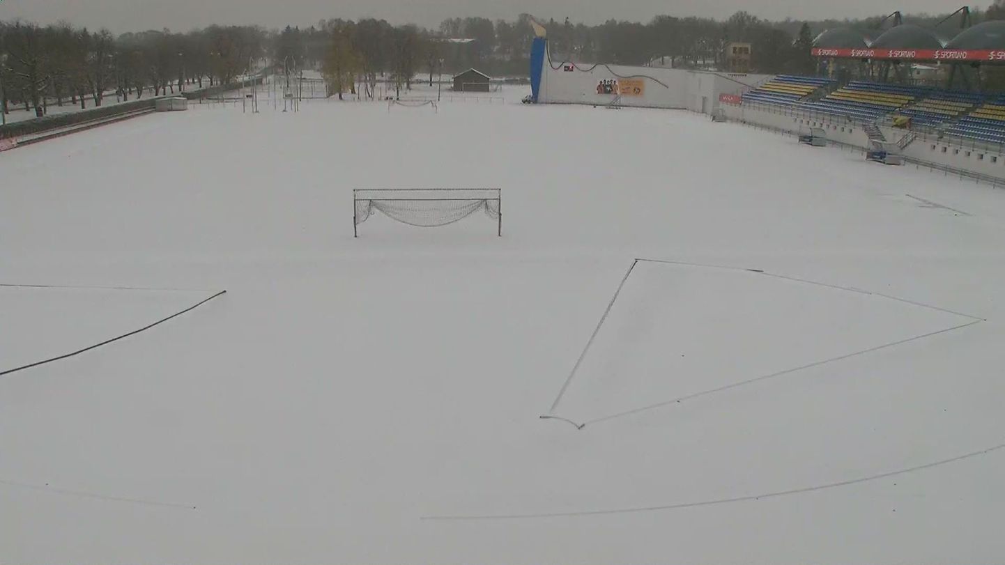 Rakvere staadioni kattis täna ennelõunal mõnus lumevaip.