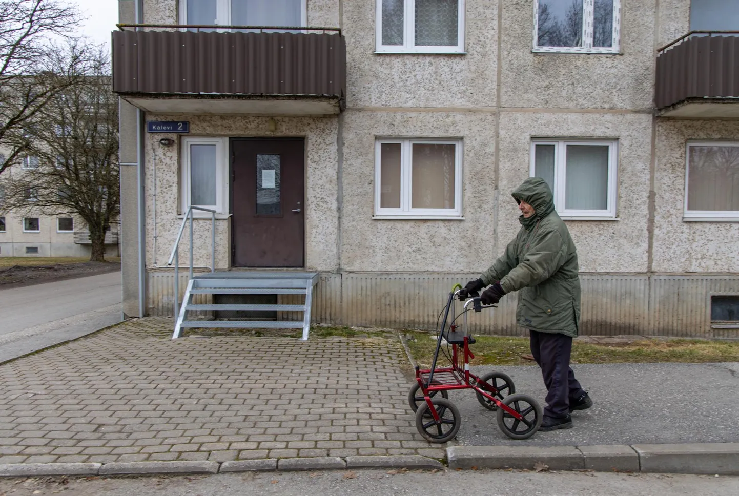 Peagi 90-aastaseks saav Arno Paas ütles, et esmatasandi arstiabi puudumine Võhmas on suur murekoht.
Taamal on endise perearstikeskuse aknad.
