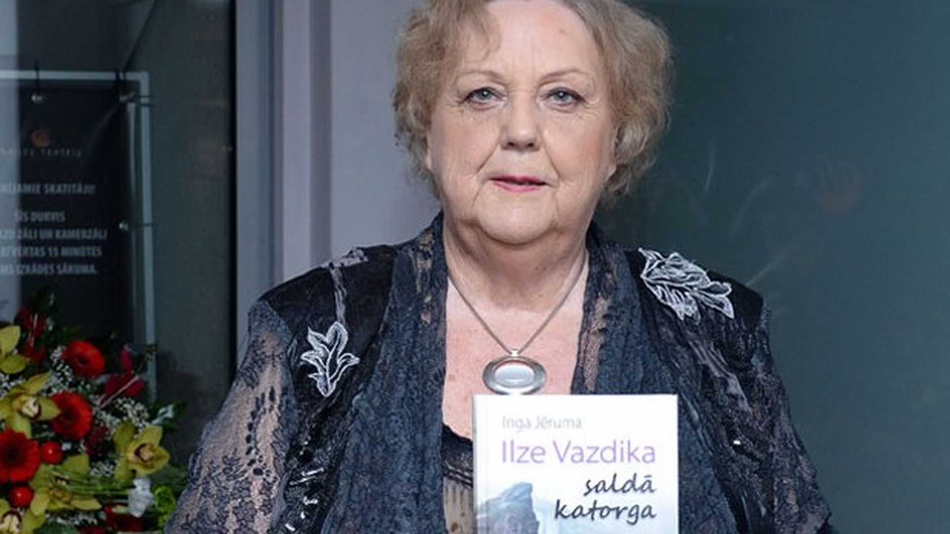 Aktrise Ilze Vazdika ar mulsumu sejā prezentē grāmatu par sevi