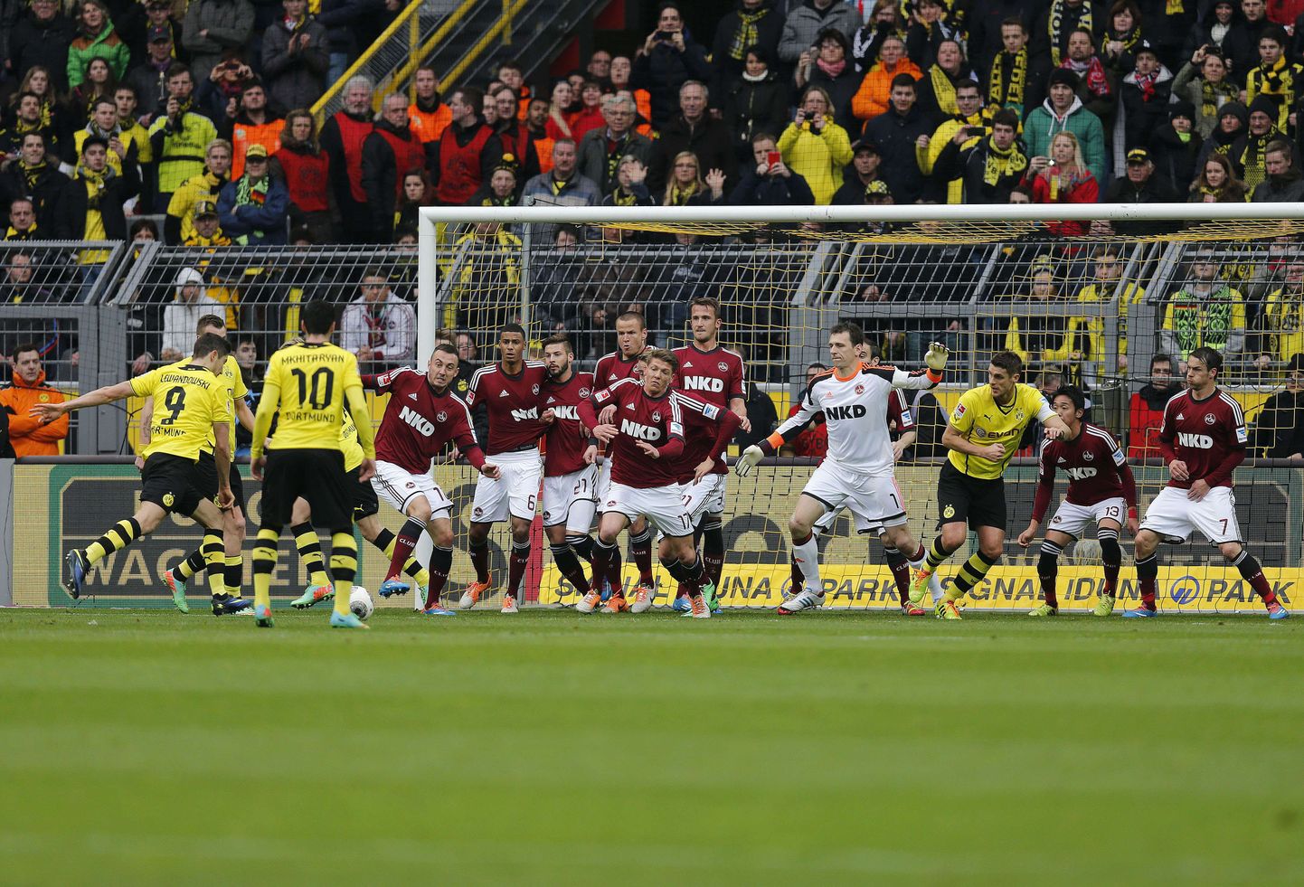 Nürnbergi mängijad (punases) kohtumises Dortmundi vastu