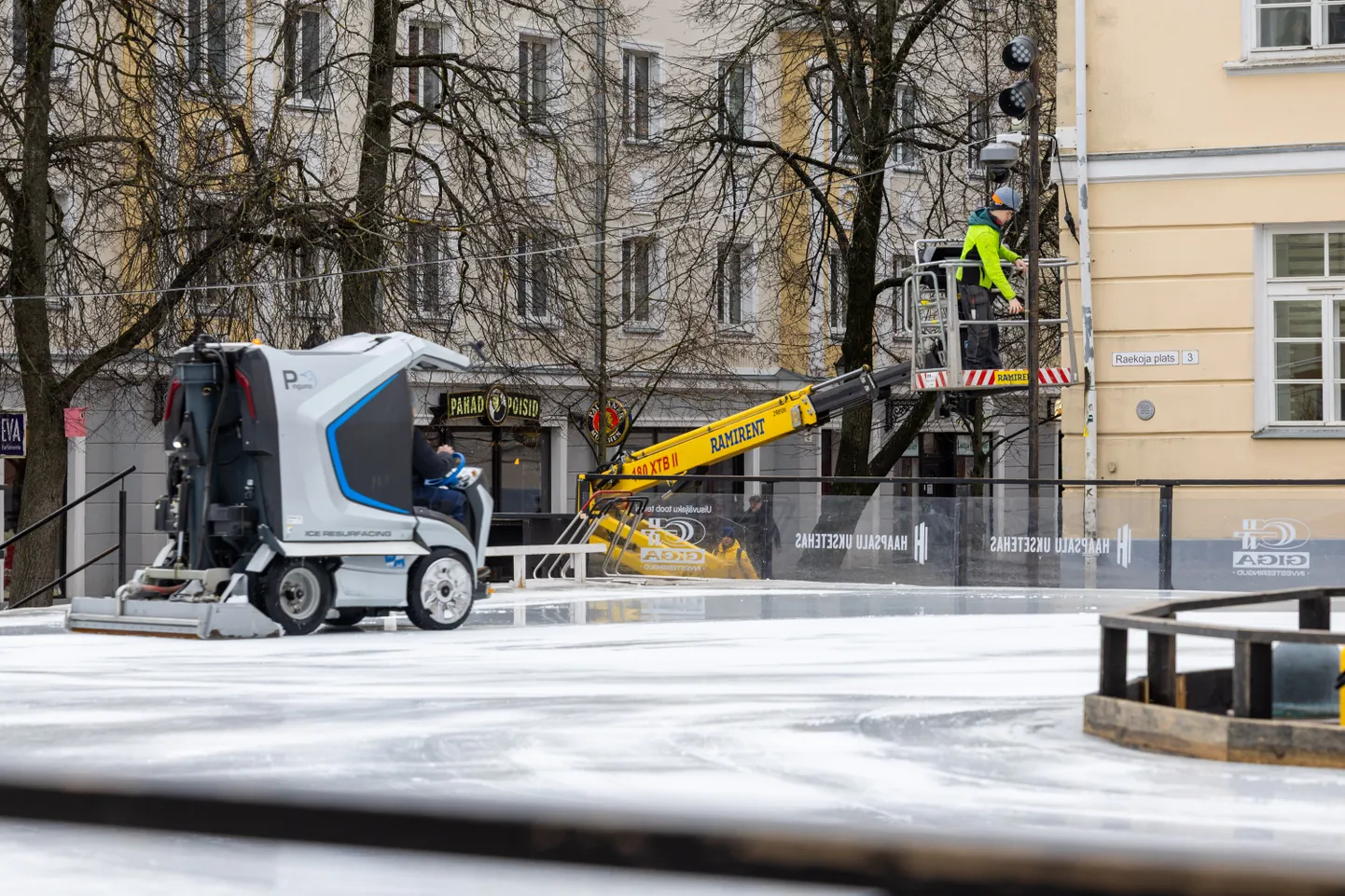 Laupäeval leidis uisuväljakul aset viimane pidu ning esmaspäeval läks platsi lammutamiseks.