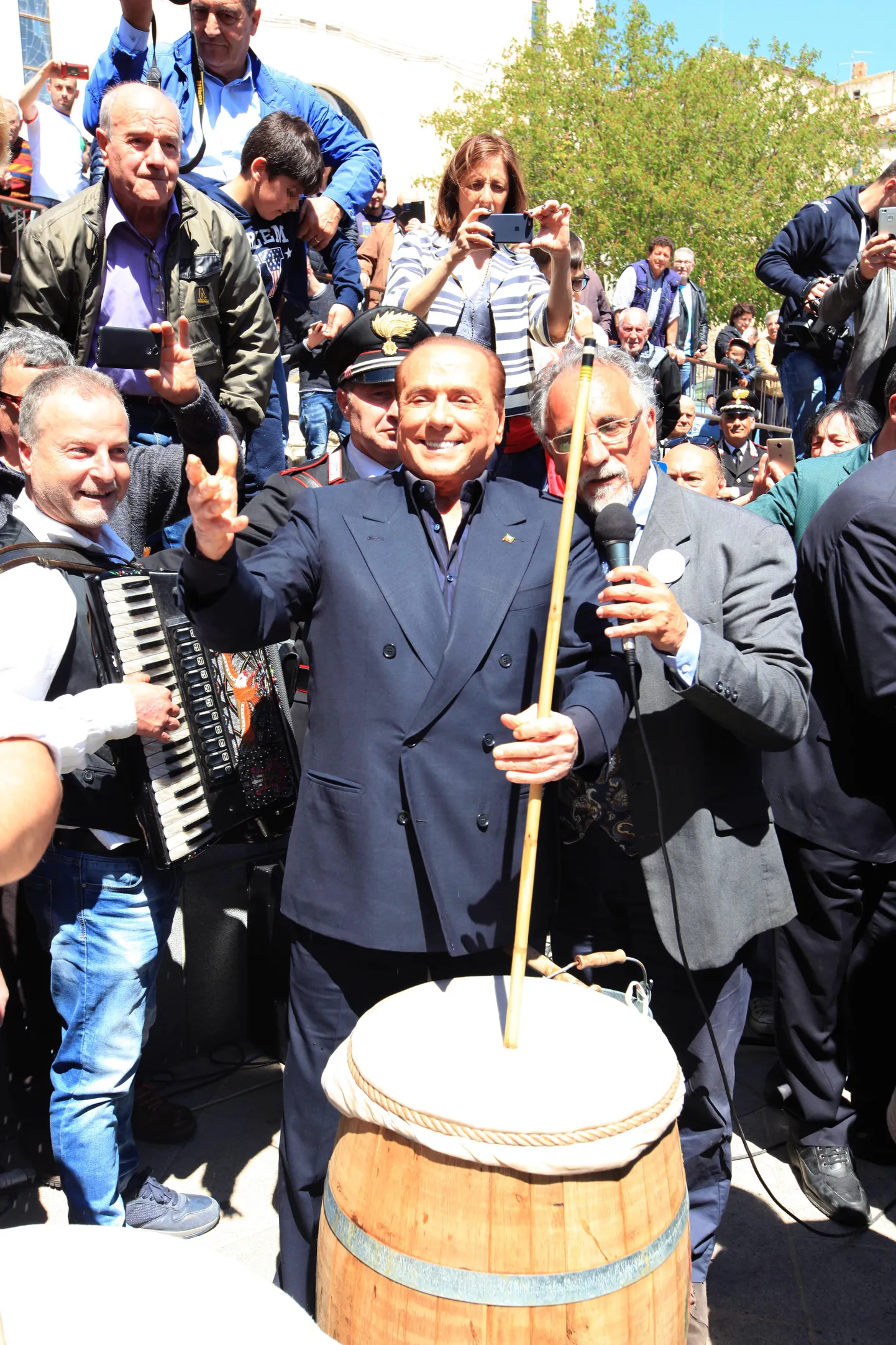 Silvio Berlusconi Molise provintsis kampaaiat tegemas.