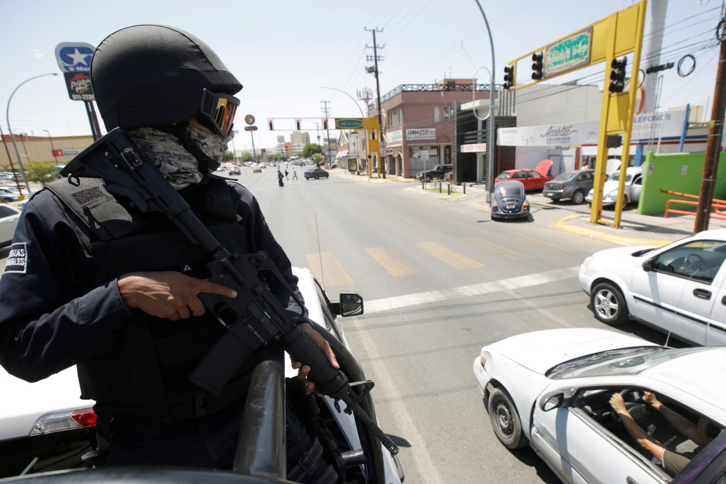 Föderaalpolitseinik Ciudad Juareze tänaval.