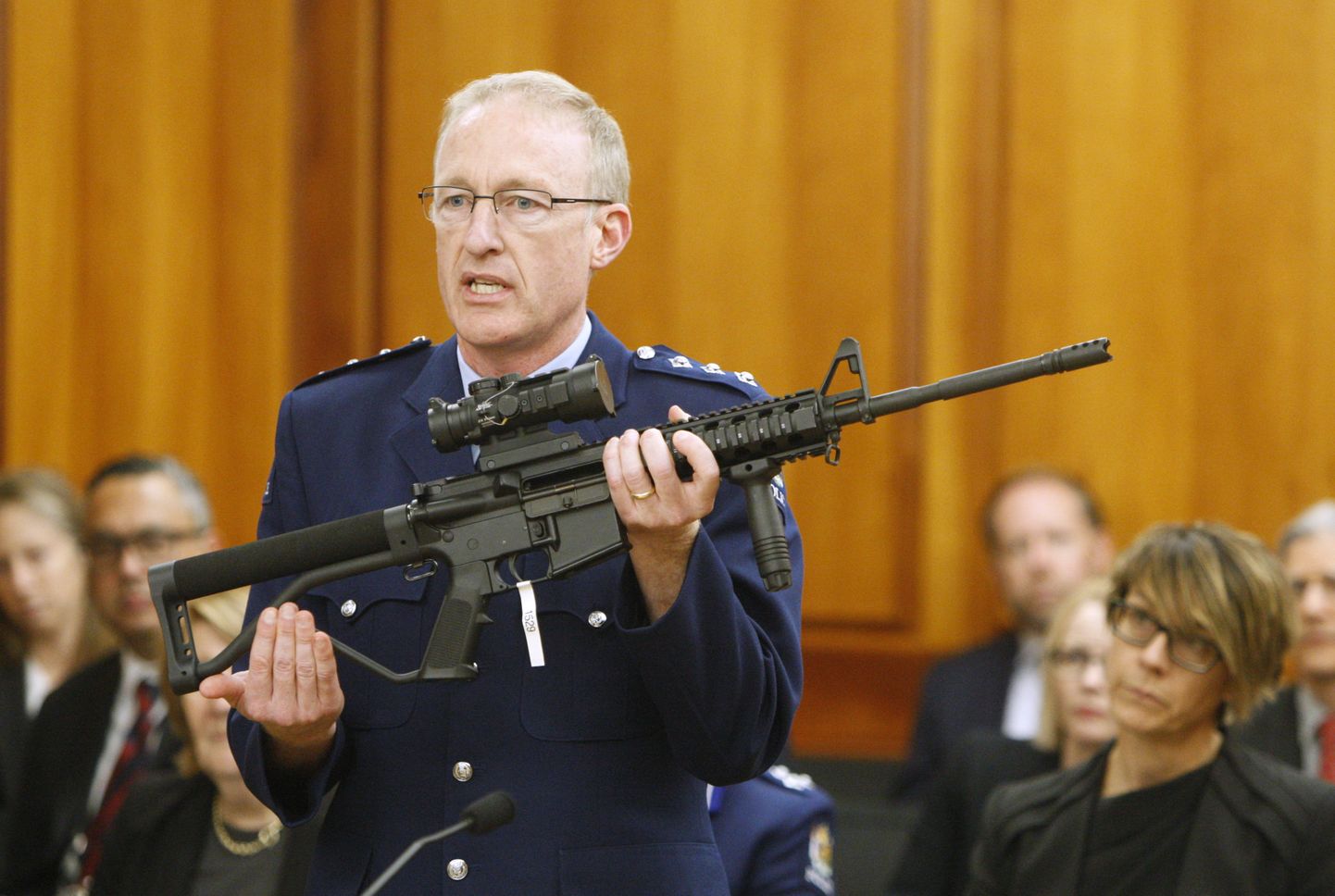 Uus-Meremaa politseiülema kohusetäitja Mike McIlraith näitab seadusandjatele relva, mille sarnast kasutas Brenton Tarrant 15. märtsil 51 inimese elu nõudnud mošeetulistamistes.