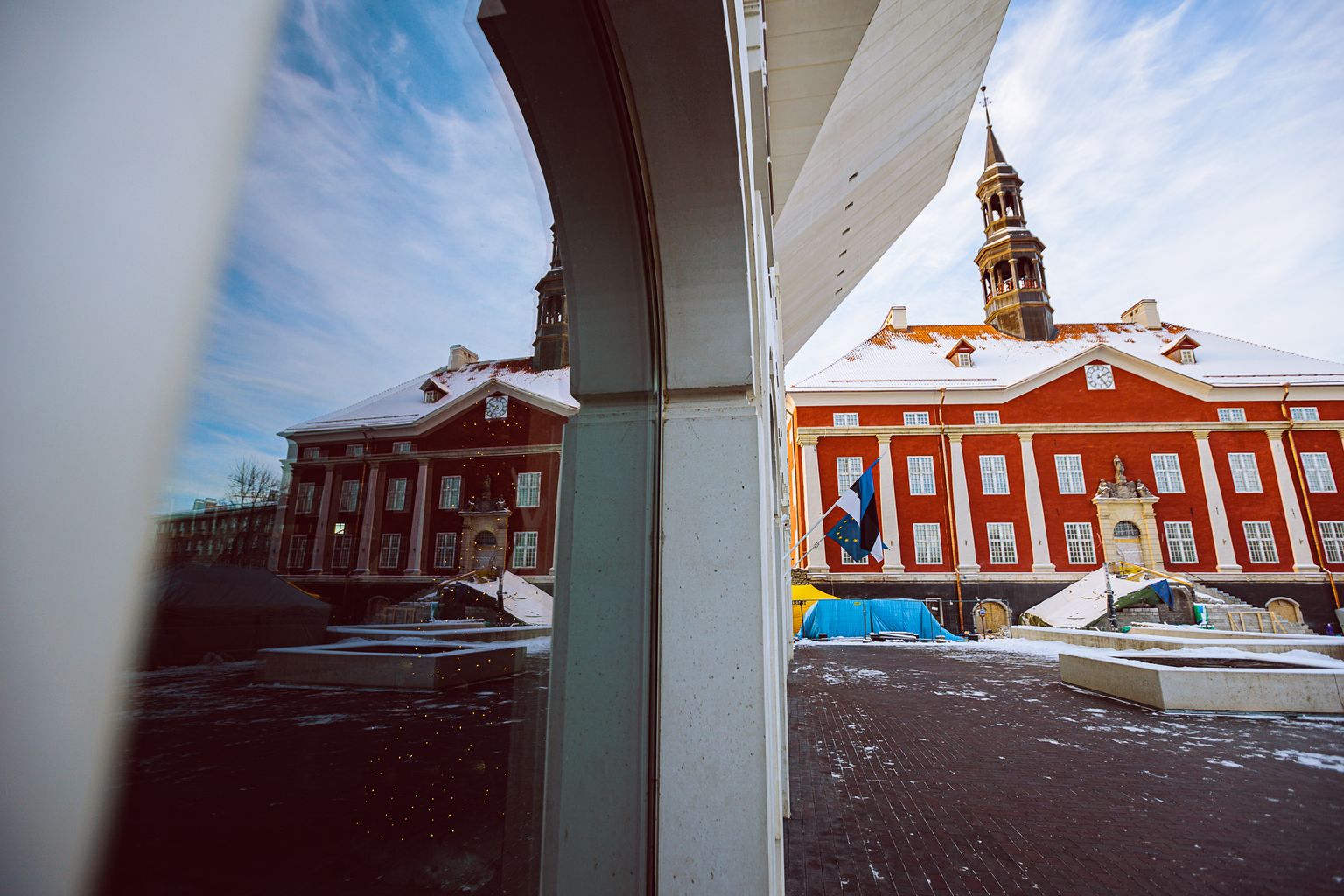 Restaureerimise lõppjärgus Narva raekoda ja selle peegeldus Tartu ülikooli Narva kolledži aknas.