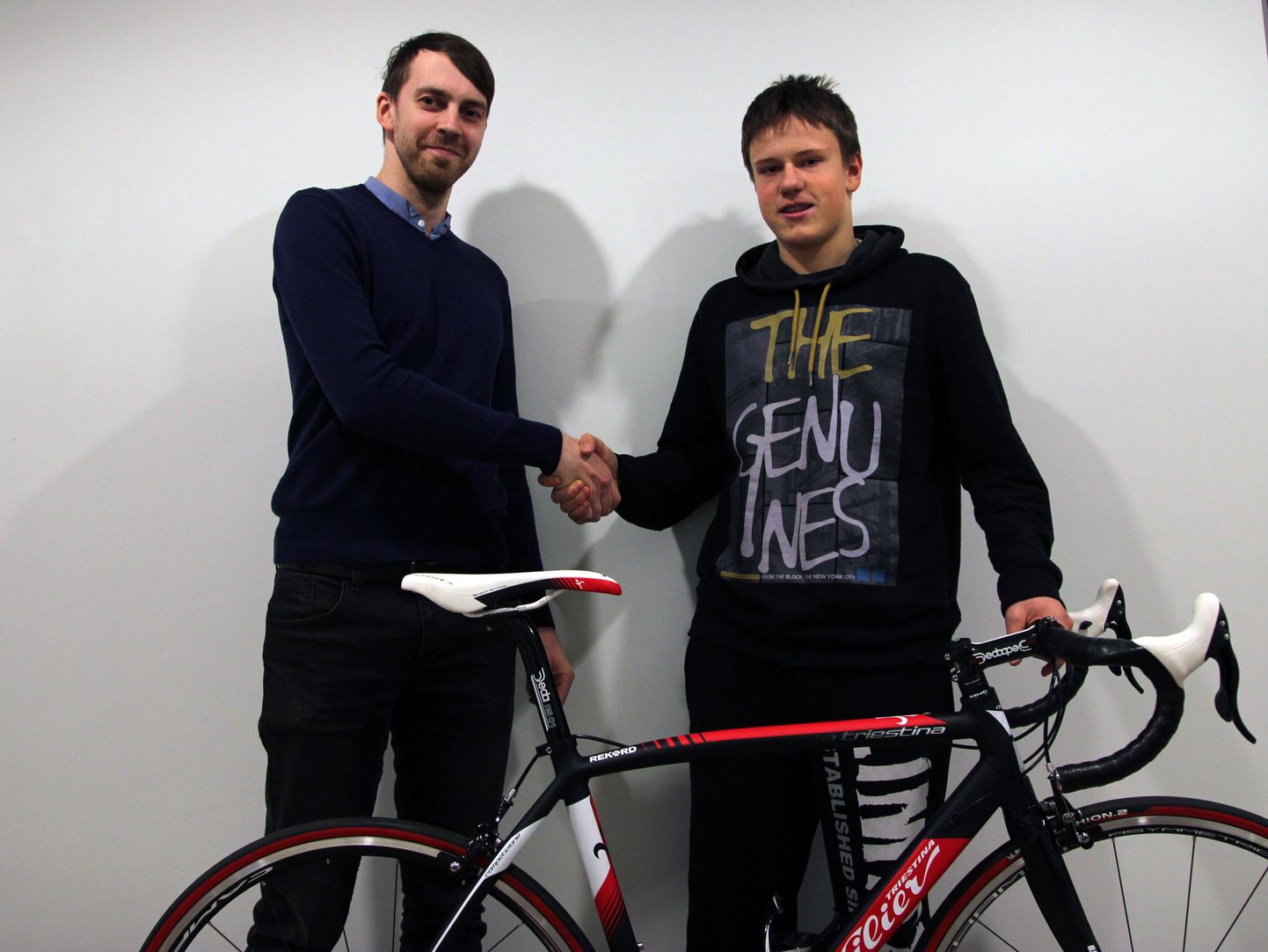 CC Rekord esindaja Ronald Truve (vasakul) ja Marko Luige, jalgratta uus omanik.
