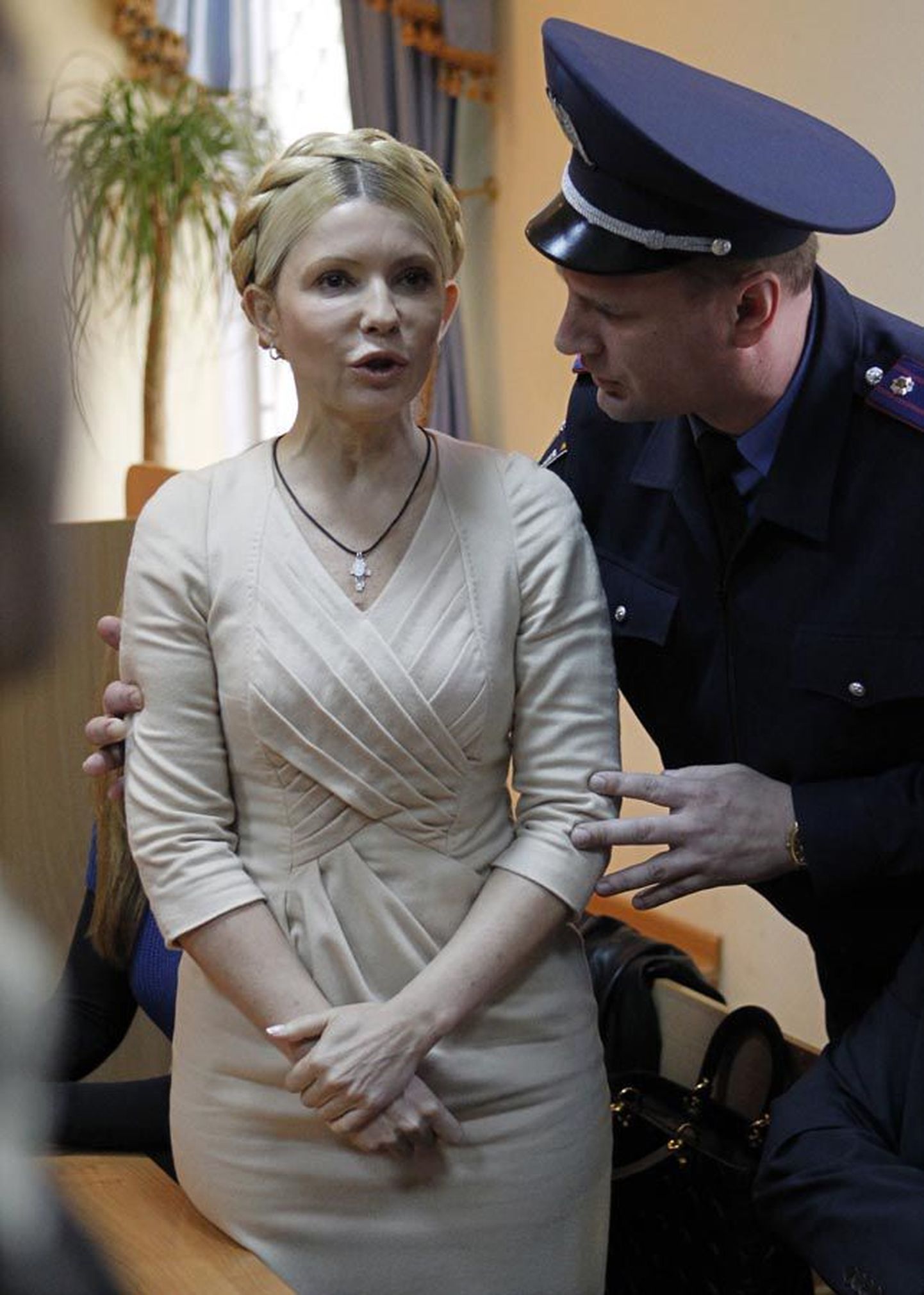 Julia Tõmošenko pole kohtuotsusega nõus, vaid kavatseb selle edasi kaevata Euroopa inimõiguste kohtusse. Pilt on hetkest, kui korravalvur manitseb Tõmošenkot kohtus vaikusele.