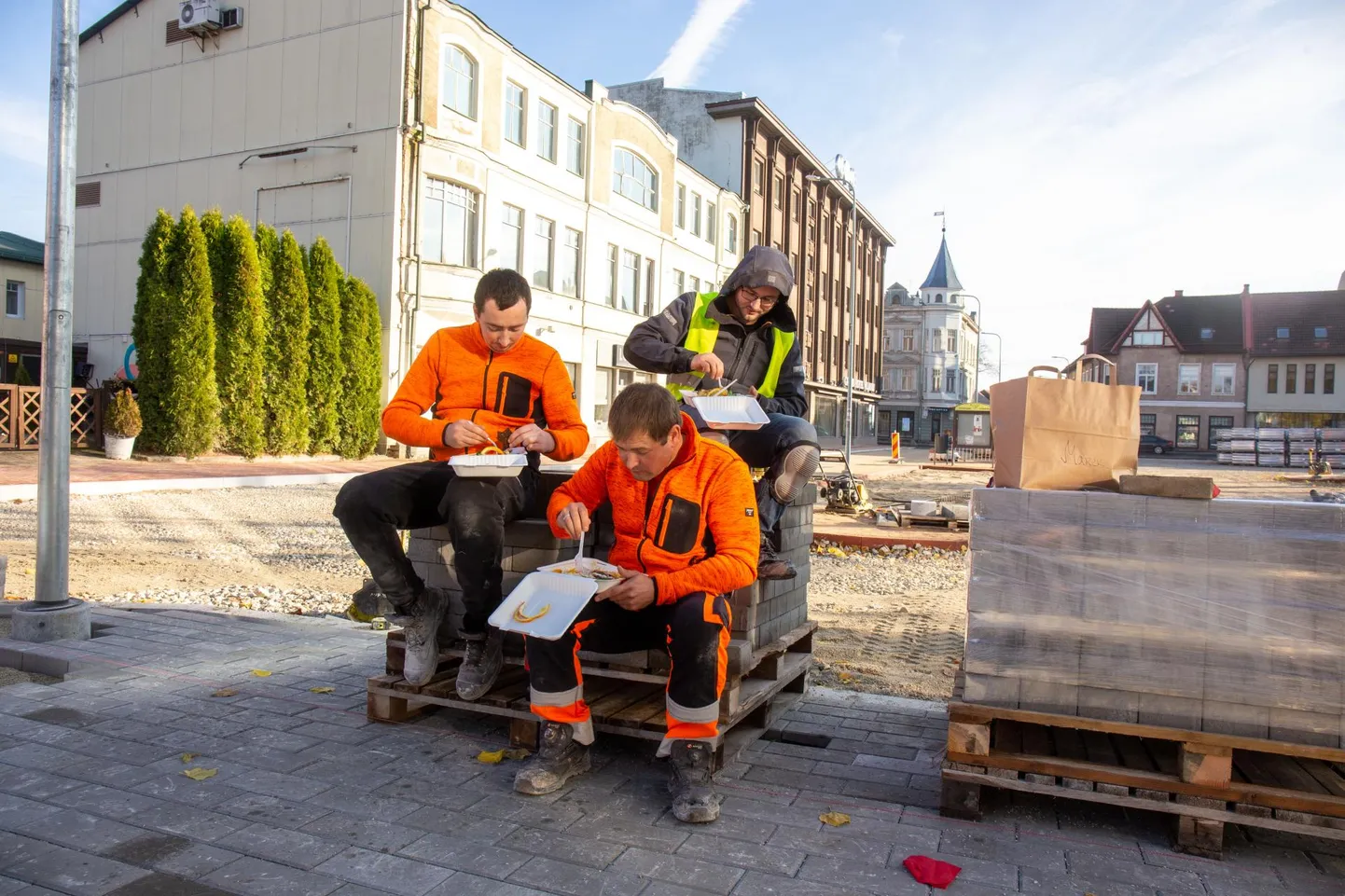 Et jõuaks kive mööda tänavat laiali laotada, tuleb vahepeal energiat koguda.