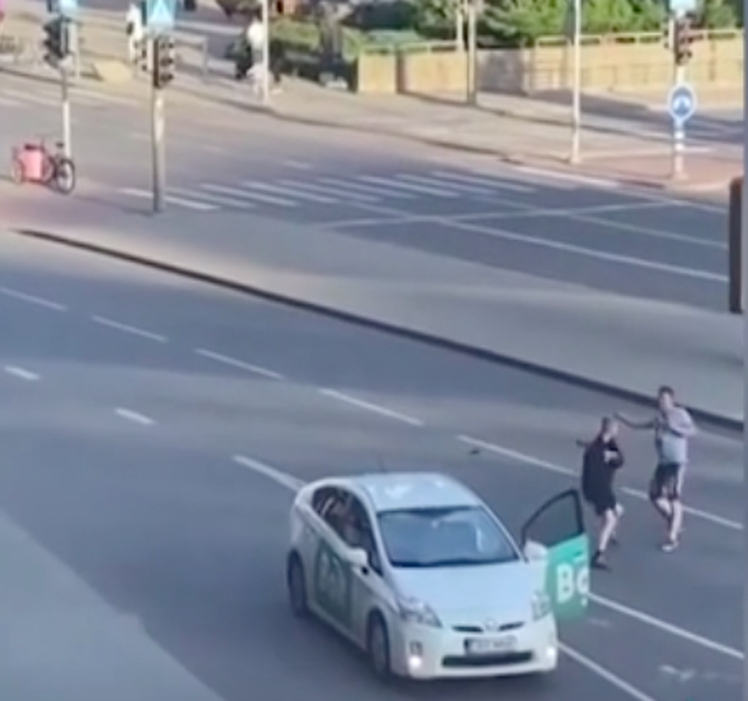 Konflikts starp vīrieti un taksometra vadītāju Tallinas ielās.